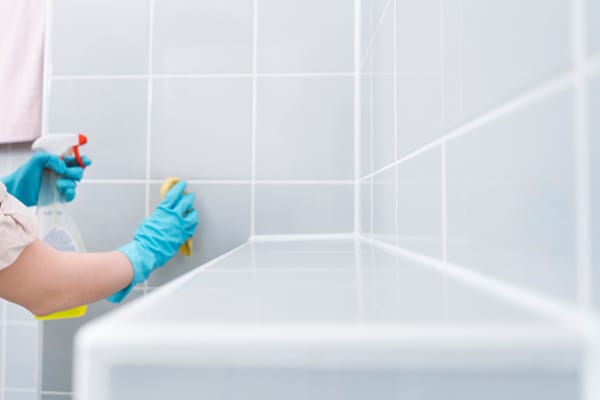 浴室の壁を清掃している様子