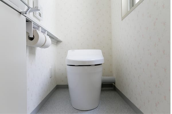 リフォーム後に清掃され清潔感のあるトイレ空間