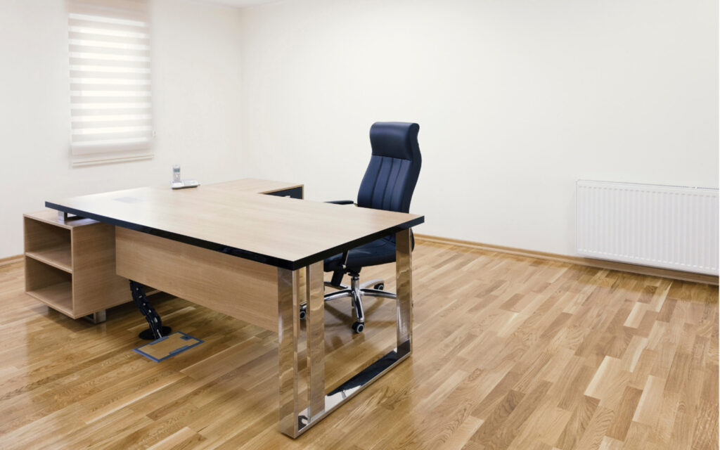 白を基調としたミニマルな室内と観葉植物